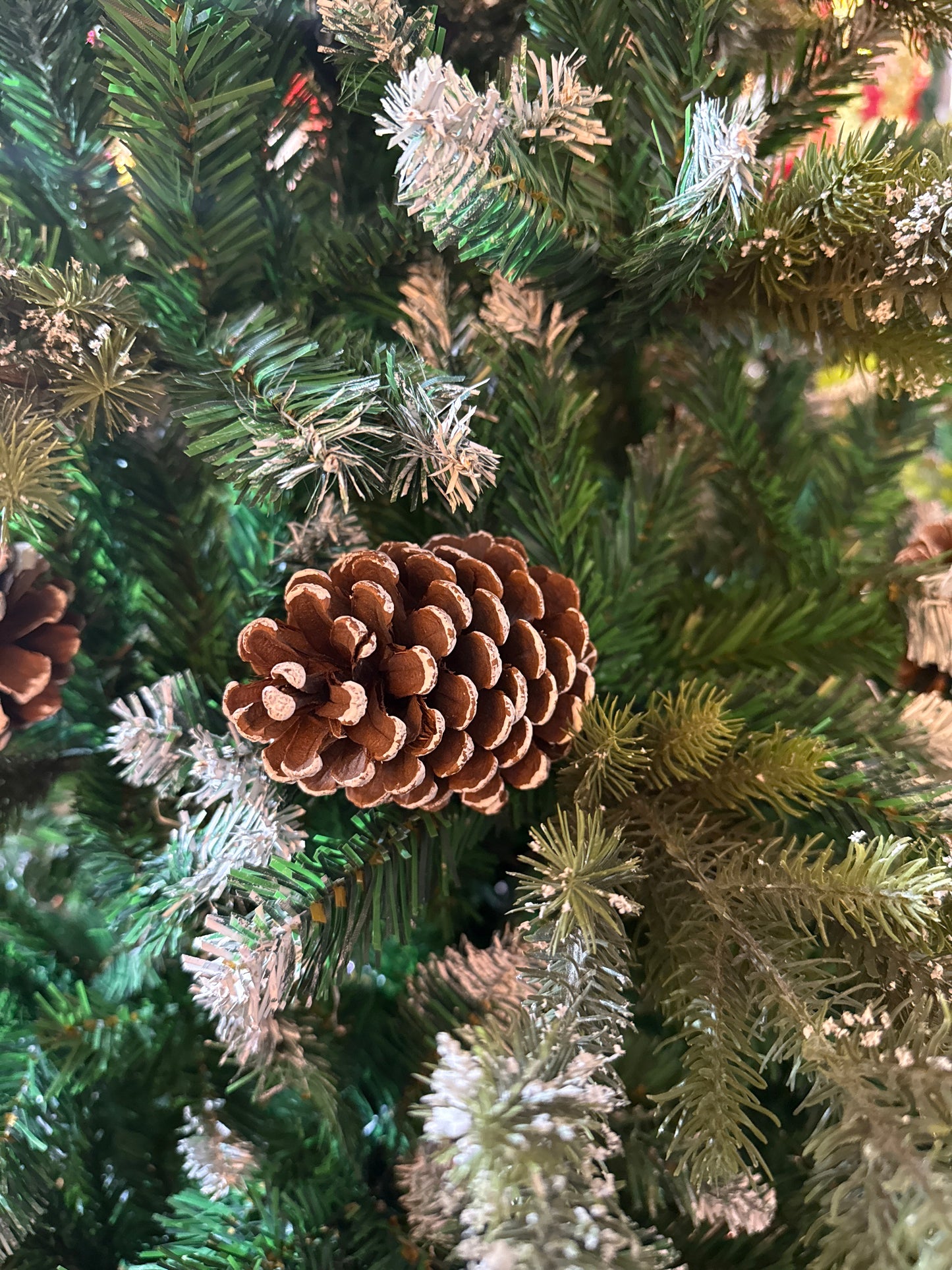 SNOW FROSTED WITH BIG CONES 8 FEET 1591 TIPS UKH-44-22-0825-14