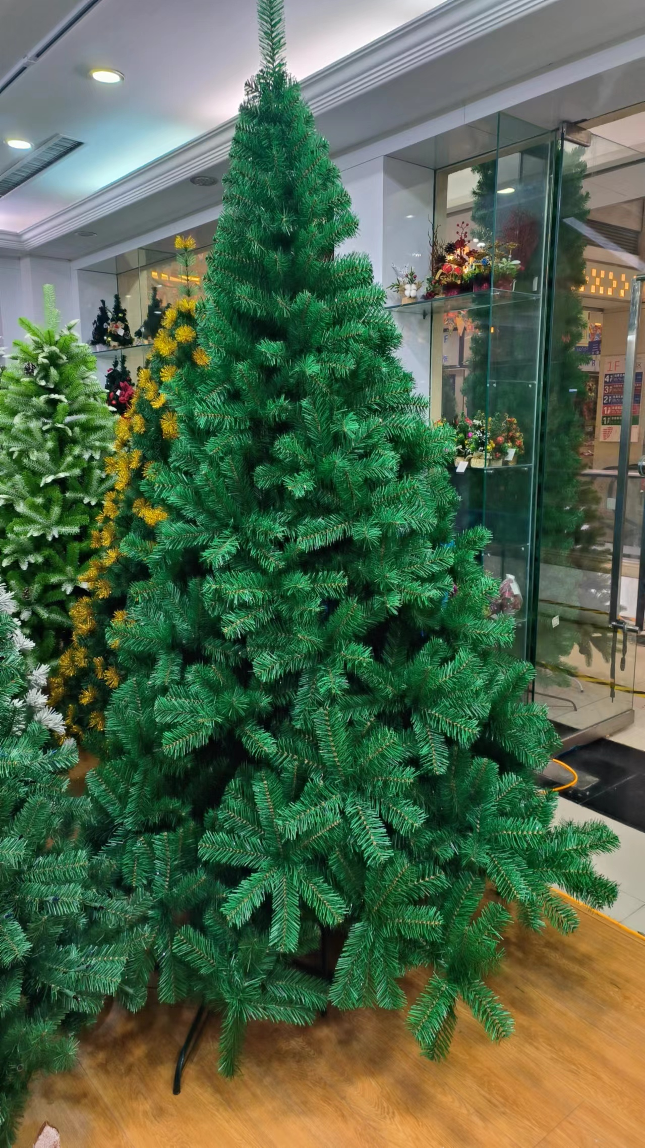 PREMIUM BUSHY CHRISTMAS TREE 900 TIPS 6 FEET UKH-13-3-0825-3