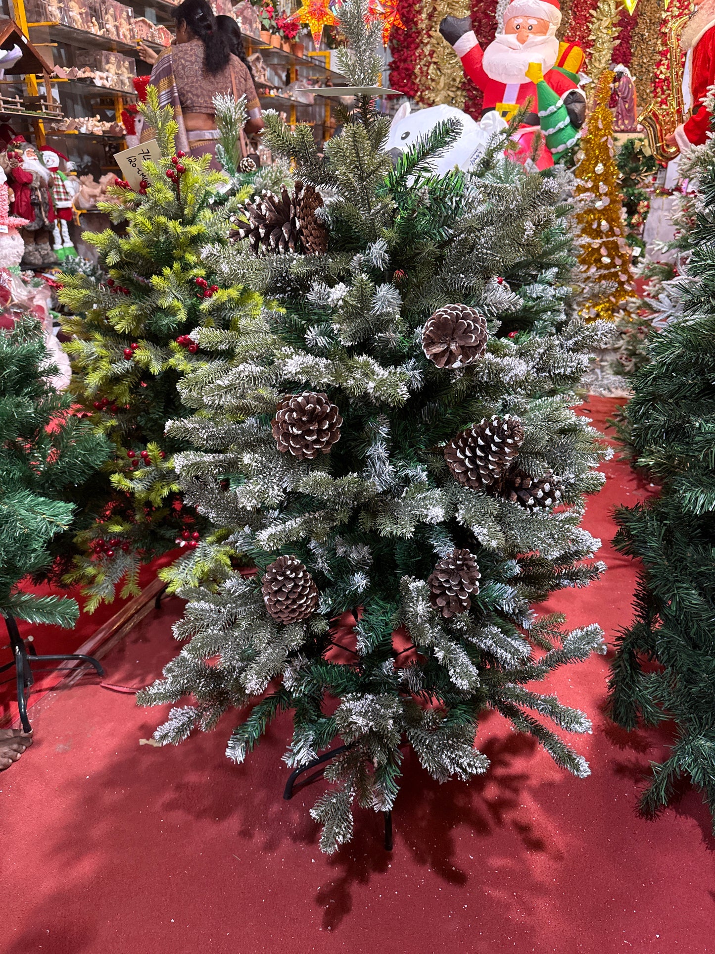 SNOW FROSTED WITH BIG CONES 4 FEET 309 TIPS UKH-44-18-0825-13