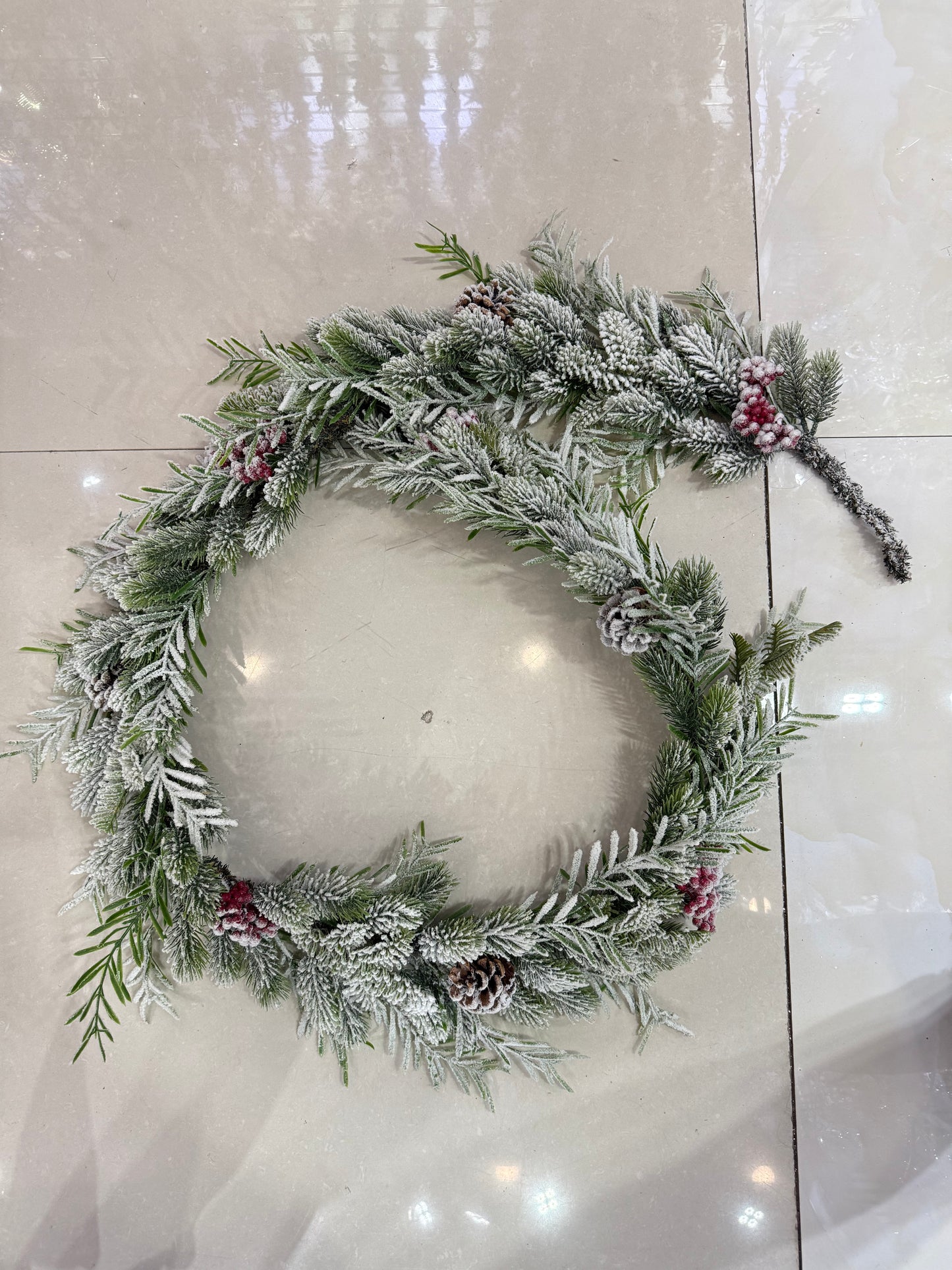 SNOW FLAKED GARLAND WITH CHERRIES AND PINE 190 CM UKH-5-19-0825-48